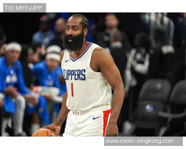 鲍威尔表现平平17分6板6助攻三分球命中率低迷引发关注 鲍威尔表现平平17分6板6助攻三分球命中率低迷引发关注