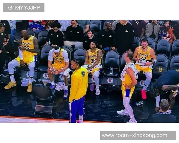 艾顿称东詹在关键时刻表现出色拉拉维亚攻防两端展现强大攻击性 艾顿称东詹在关键时刻表现出色拉拉维亚攻防两端展现强大攻击性